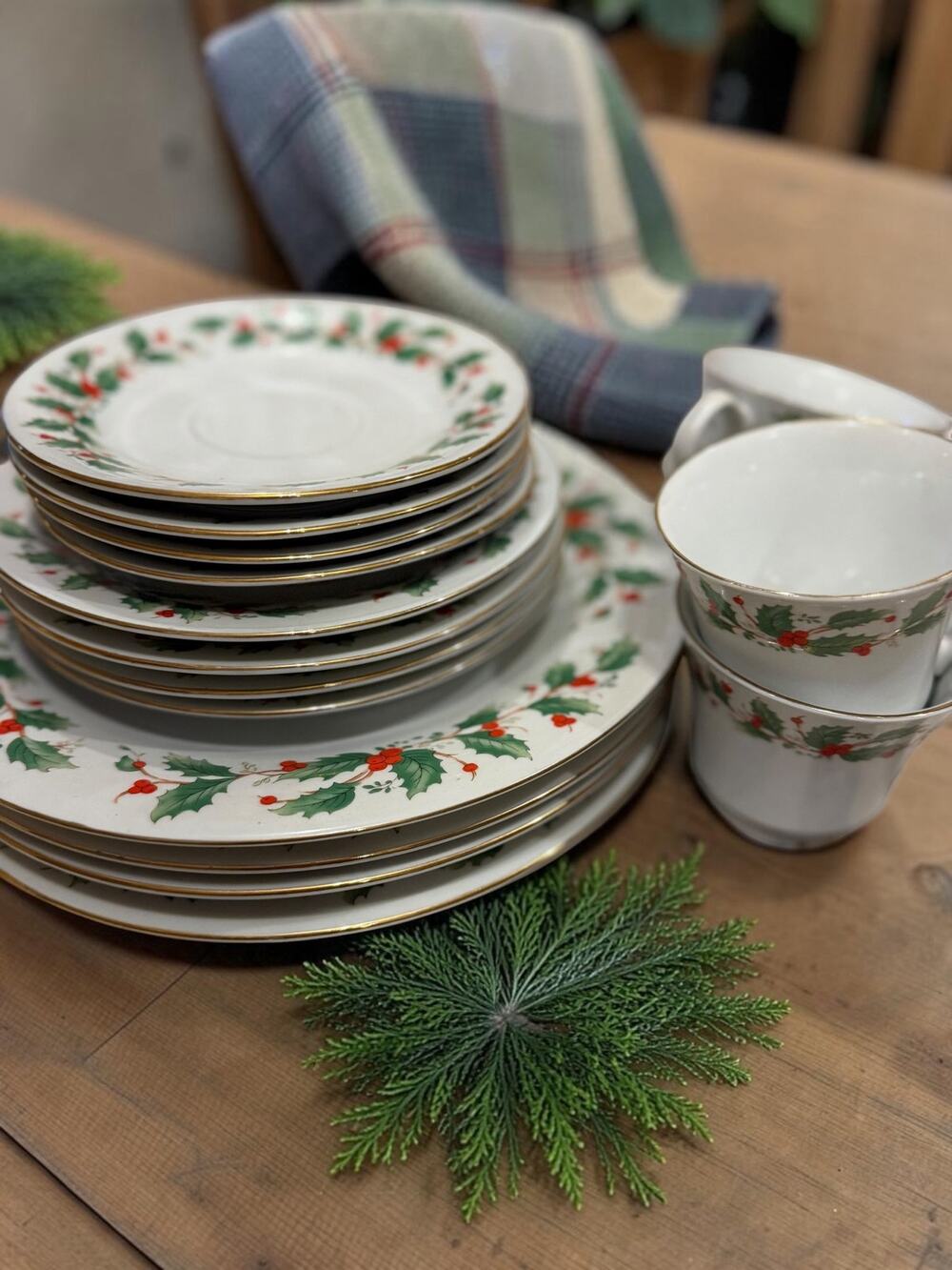 Vintage China Pearl Noel Holly Berry Christmas China 16 Pc Set Gold Rim Teacups